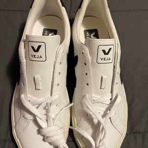 VEJA
Women's Esplar Low Top Sneakers